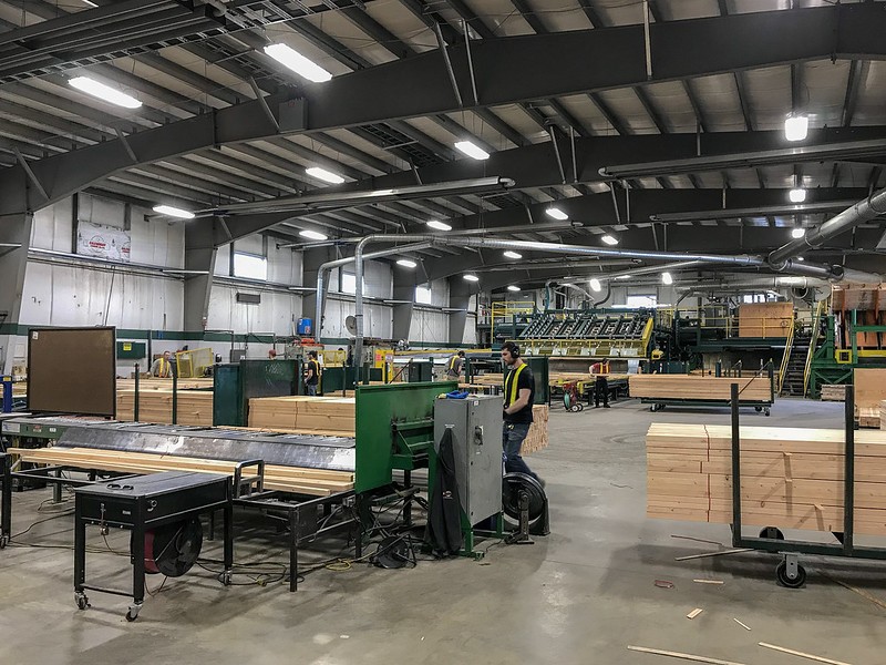Crews create mass Timber products in Castlegar, B.C.