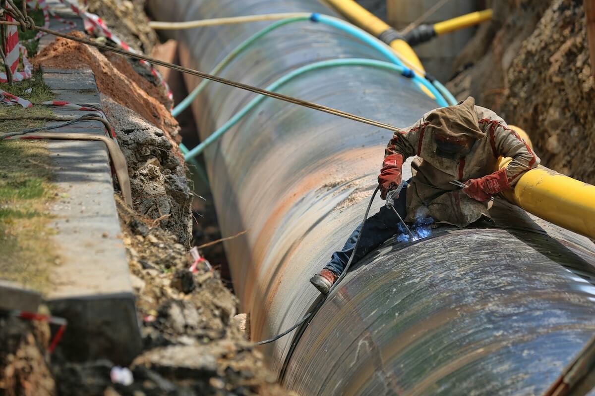 Ottawa considers fast-tracking West Coast Oil Pipeline